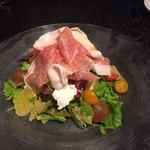 オステリア ヴィヴァーチェ コン エ デパドヴァ - 愛媛県産柑橘 パルマ産生ハム リコッタチーズのインサラータ　