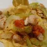 イタリア食堂 サルディーナ - 地鶏と２色のゴーヤ フェットチーネ