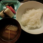 にくの匠 三芳 - 旬菜みそ汁、龍の瞳のご飯、漬物