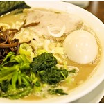 ラーメン+味玉　700+100円　と～～にかく旨味がスゴイんです！
