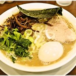 ラーメン+味玉　700+100円　”どっ豚骨”に偽りなし！