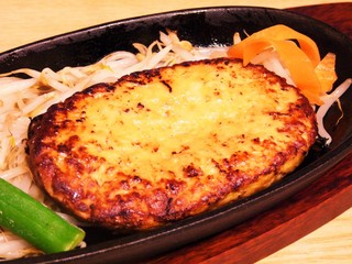 Hachiku - 鶏バーグ　チーズトッピングが人気