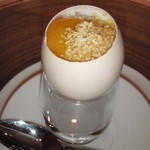 半熟卵と桃ピューレとアーモンド