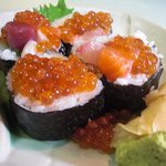あぷちゃ - たっぷりの海鮮を、まいてその上にいくらたっぷり　海鮮たっぷり巻き