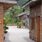 Six Senses - ロビーからホテルに向かう路地　ナチュラルなのがｼｯｸｽｾﾝｽの特徴