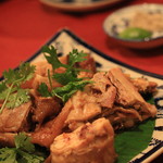 AN - グリルドチキン。その割には脂っこくてちょっと甘味があります