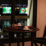 Breeze Sky Bar - 川沿いの席　行き交う船を見ながら食事できます