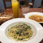 月とパスタ エソラ池袋店 - 鶏もも肉とほうれん草のクリームソースパスタセットをいただきました。細いパスタの食感もほうれん草の味にも満足。ここのホカッチヤのしっとりもちもち感も好き♪ごちそうさまでした。