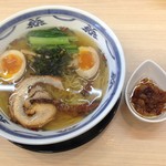 麺や暁 - 塩ラーメン 味玉入り 800円、写真右側はネギ油