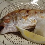 猫と魚 - ◆小鯛の塩焼き・・思ったよりも大きさがありますね。
      ふり塩の加減も丁度よく、大根おろしがタップリ添えられているのも嬉しい。