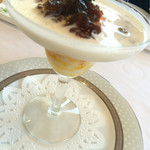 ラトラス - オマール海老のコンソメジュレとカリフラワーのヴルーテ 雲丹と温泉卵 キャヴィア添え