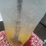 カフェ・ソニード - フルーツのビネガー漬けをソーダ水で割って頂きましたの！夏にぴったりですのよ！キウイもオレンジも頂きましたの！