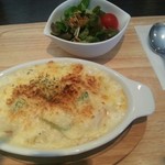 カフェ・ソニード - あっさりしているのにコックリした風味が幸せな気持ちになるアボカドと海老のペンネグラタンです♪(ｏ・ω・)ノ))