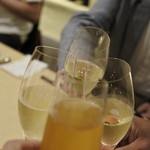 トゥ・ラ・ジョア - まずはカンパ～～イ！！