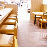 寿し 魚くみ - カウンター９席　２人用テーブル３卓