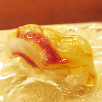 鮨 香坂 - 特上にぎり3,240円を注文しました。
                ちなみに、夜は10,800円のコースのみだそうです。
                タイ。