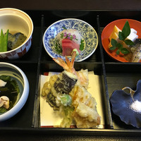 そば会席 立会川 吉田家 - 松花堂弁当@3,000円
                お刺身、天ぷら、おそば、煮物、ご飯、汁物、甘味のセットです。