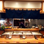 坐もつ焼き いしん - カウンターおすすめです。