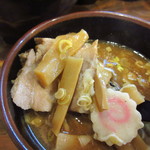麺屋いちびり - つけ汁の中にはチャーシュー、メンマ、ナルト、刻みネギ