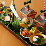 食材だけではなく、盛り付けや器にも四季彩感を色濃く映しだす『八寸』