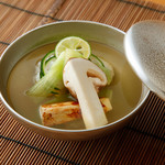 利尻産昆布とかつおの一番出汁に旬の逸材が加わる『お椀』