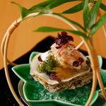 `` Vinegared dish'' is filled with ingredients with different textures such as raw Oyster, jellyfish heads, and hairy crabs.