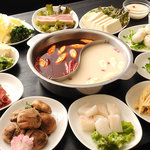 山城 - 山城の火鍋は2つのスープが同時に楽しめる2色鍋