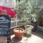 TRATTORIA AL SODO  - 陽当たりの良いエントランスと、本日のメニュー