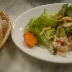 TRATTORIA AL SODO  - プチ前菜付きサラダ、しっとり自家製フォカッチャ