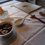 四川豆花飯荘 - 内観；テーブルセッティング