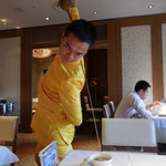 四川豆花飯荘 - 茶芸による八宝茶のサービス