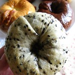 黒胡麻角切りベーコンベーグル270円