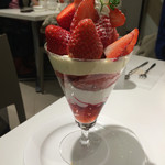タカノフルーツパーラー 地下鉄ビル店 - 王道のいちごパフェ初体験‼️
                                春のイメージが強いいちごですが…クリスマスシーズンの１２月も美味しいいちごが登場します(^.^)
                                バニラといちごアイス&ムース.いちごづくしを堪能しました