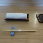 すし処 つま美 - ランチのテーブルセッティング