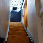 ザ・コーヒーショップ逗子 - 急な小さな階段が1階と2階を繋いでいます