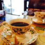 Shunpu Kan - モーニング ¥600。コーヒー、トースト、マーガリン、ジャム、目玉焼き、サラダ、フルーツ付