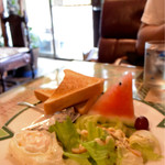 Shunpu Kan - モーニング ¥600。コーヒー、トースト、マーガリン、ジャム、目玉焼き、サラダ、フルーツ付