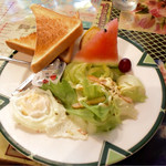 Shunpu Kan - モーニング ¥600。コーヒー、トースト、マーガリン、ジャム、目玉焼き、サラダ、フルーツ付