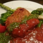 シエル ブルー - 鶏もも肉まるごと1枚の大ボリューム、完熟トマトソースもたっぷり