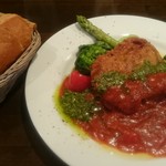 シエル ブルー - 鶏もも肉のポアレ、完熟トマトトマトとバジルのソース、パンデュースさんのバゲット