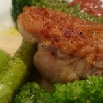 シエル ブルー - こんもりと小山のような分厚い身はジューシー、香ばしく焼かれた皮はパリッパリ