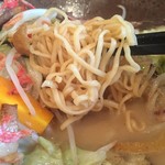 コシの強い蒸し麺