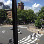 カフェドゥラプレス - 窓から県庁が見える