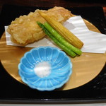 貴船荘 - 揚げ物　海老湯葉春巻、ヤングコーン、ミニアスパラ
      