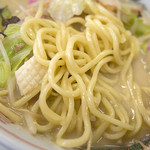 一龍ラーメン - 野菜もたっぷり！ 麺はポッテリしたタイプ。