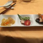 金龍閣 - 前菜(海月、蒸し鶏、茹で海老と蛸)
