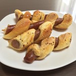 粉とクリーム - ぐるぐるウインナーを食べやすい長さで切断。  自宅にて