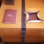 シャングリ・ラ ホテル 東京 - ベッドサイドテーブル