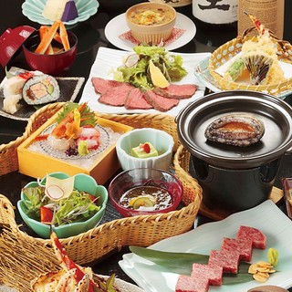【伊勢海老】【宮崎牛】など贅沢食材を使用した豪華コースが自慢