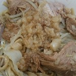 ラーメン荘 歴史を刻め - 別皿の脂追加投入！